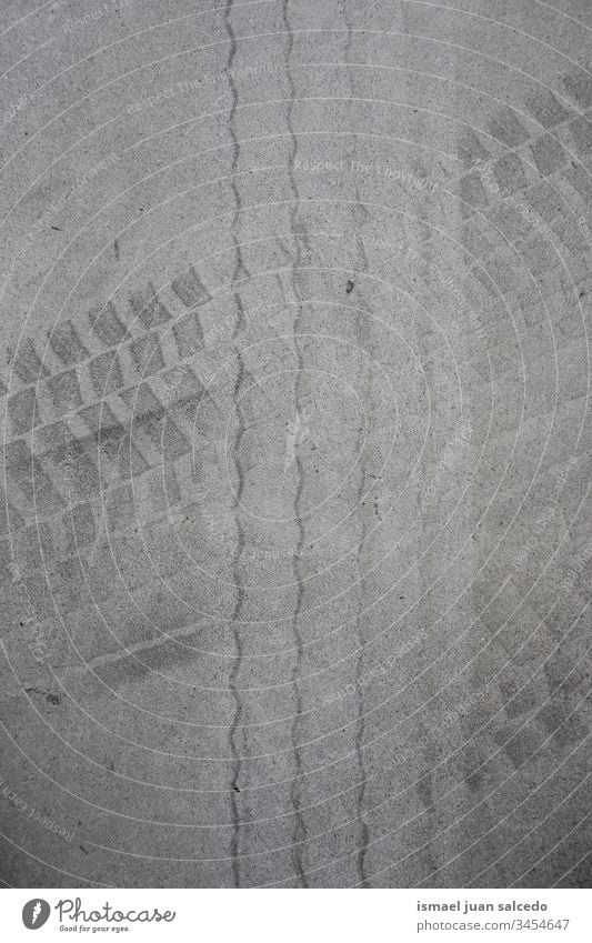 Radabdrücke auf dem grauen Grund druckt Boden abstrakt texturiert drucken neumatisch Spuren Außenaufnahme Hintergrund Muster Strukturen & Formen Verkehr Asphalt