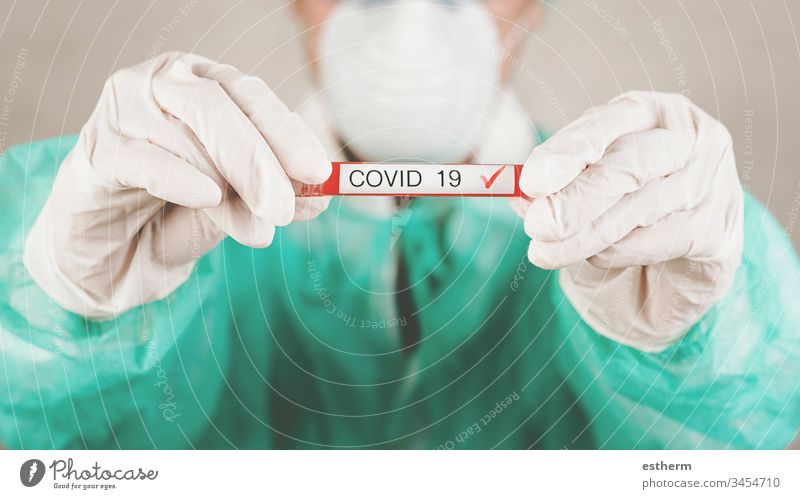 Coronavirus.foreground des medizinischen Mitarbeiters Arzt hält Reagenzglas mit Blut für 2019-nCoV Virus Seuche Pandemie Quarantäne Symptom Medizin Probe