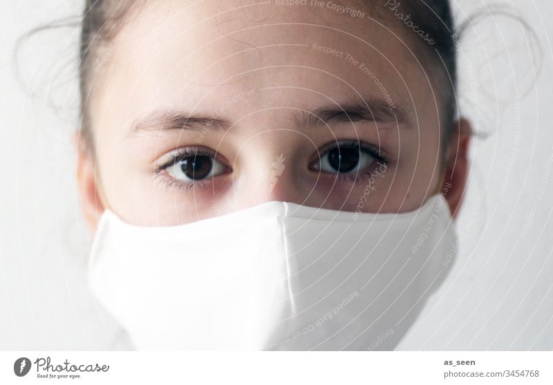 Mädchen trägt Mundschutz Atemschutz Atemschutzmaske Maske Mensch Farbfoto 1 Angst Schutz bedrohlich gefährlich Krankheit Coronavirus Infektionsgefahr Virus