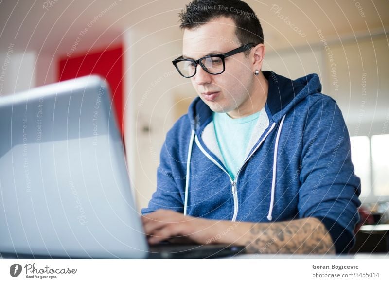 Freiberufler, die von zu Hause aus arbeiten Erwachsener Business Kaukasier Mitteilung Computer Schreibtisch gutaussehend Internet Laptop Lifestyle Blick