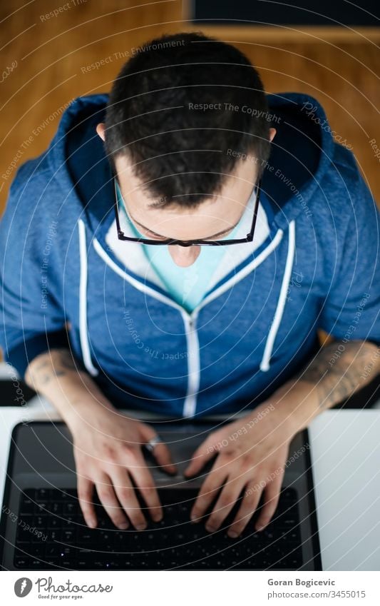 Freiberufler, die von zu Hause aus arbeiten Kaukasier Business Laptop Erwachsener Mann Büro Menschen jung Mitteilung Lifestyle gutaussehend Internet Computer