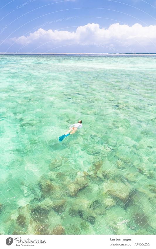 Frau beim Schnorcheln im türkisblauen Meer. Sansibar Mnemba tropisch Strand Wasser MEER Urlaub Mundschutz im Freien Natur reisen Insel Menschen Freizeit