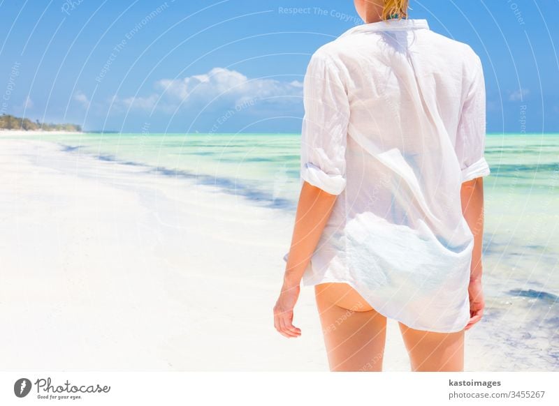 Frau am Strand in weißem Hemd. Sommer Feiertag reisen Urlaub Meer MEER jung Wasser schön Schönheit Freizeit Lifestyle Mädchen sich[Akk] entspannen Natur Sonne