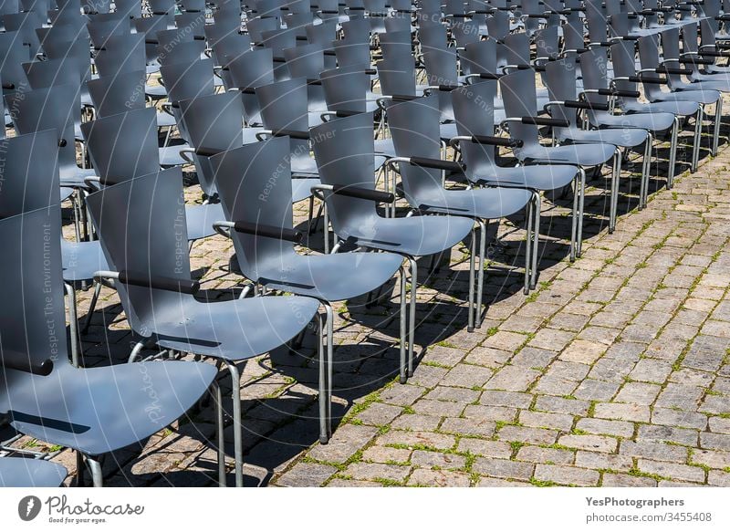 Leere Stühle in Reihen. Freiluft-Theaterplätze Deutschland Verlassen gealtert ausgerichtet Publikum Aula blau Business gestrichen Großstadt klassisch Komfort