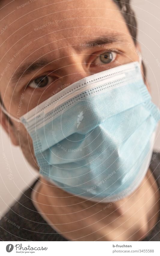 Mann mit Schutzmaske Corona-Virus Maske Pandemie Krank Infektionsgefahr Ansteckend Quarantäne COVID Gesundheit Schützen Prävention Krankheit Coronavirus Grippe