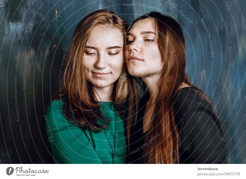 Zwei junge erwachsene Frauen, die sich umarmen, selektiver Fokus Erwachsener asiatisch attraktiv schön Kaukasier heiter Paar Augen geschlossen Gesicht Familie