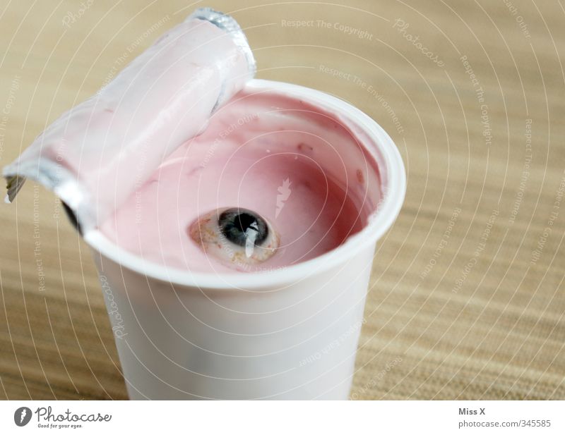 Augighurt (Blick nach oben, Blick in die Kamera) Lebensmittel Joghurt Milcherzeugnisse Essen Frühstück Auge Ekel lustig verrückt bizarr Becher Joghurtglas