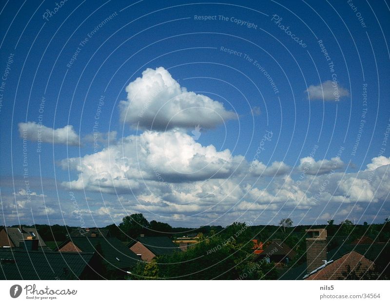 Auftürmende Wolken Kumulus Haus Ebene blau Himmel Landschaft Wohnsiedlung