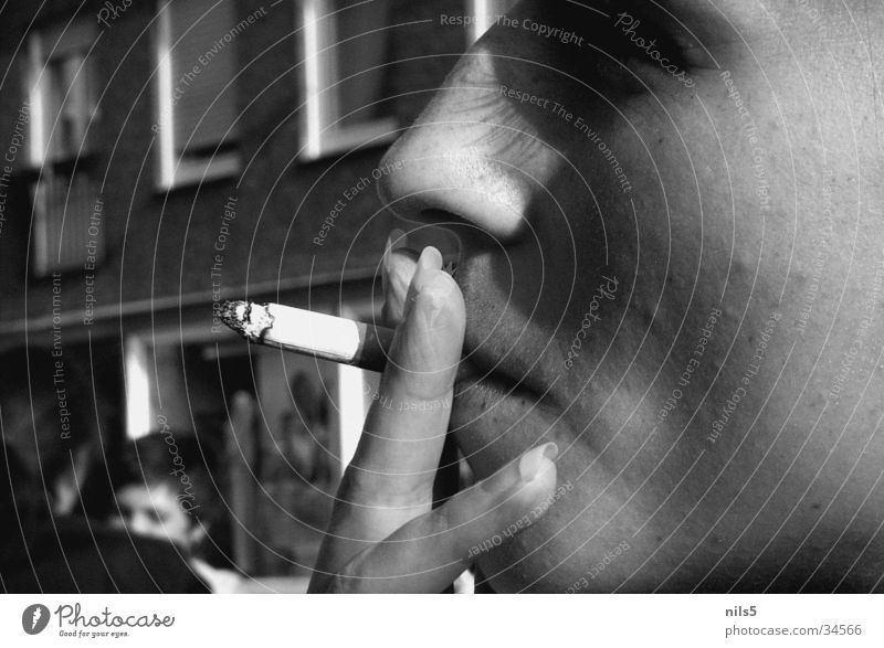 Rauchen - warum mache ich das? Zigarette Denken schwarz weiß Glut Porträt Frau Fingernagel Brandasche Gesicht Nahaufnahme Detailaufnahme