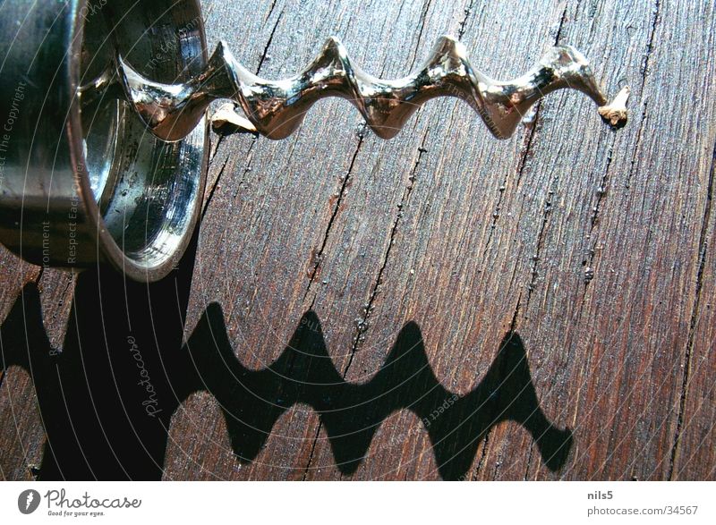 Korkenzieher Holz glänzend Wendeltreppe Spirale Schraube Drehung Reflexion & Spiegelung Flaschenöffner Alkohol Schatten Maserung Metall Spitze