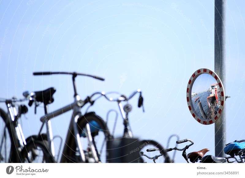 fiets en verboot fahrrad parkplatz spiegel fähre wasser stellplatz sonnenlicht fahrradlenker spiegelung himmel schönes wetter