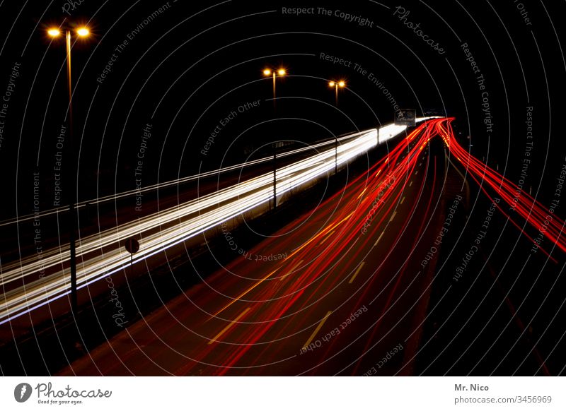 Autobahn bei Nacht Langzeitbelichtung Geschwindigkeit Verkehr Straße Verkehrswege Gegenverkehr Mobilität Nachtfahrt Bewegung Leuchtspur Rücklicht Straßenverkehr