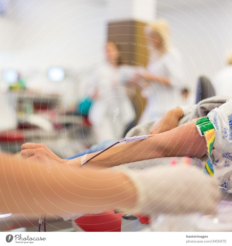 Krankenschwester und Blutspender bei der Spende. Spender Gesundheitswesen Geldgeschenk Labor Transfusion medizinisch Krankenhaus im Innenbereich Arme Mann