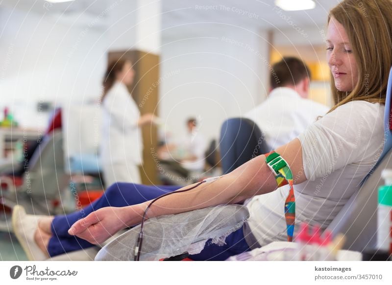 Krankenschwester und Blutspender bei der Spende. Spender Gesundheitswesen Geldgeschenk Labor Transfusion medizinisch Krankenhaus im Innenbereich Arme Mann