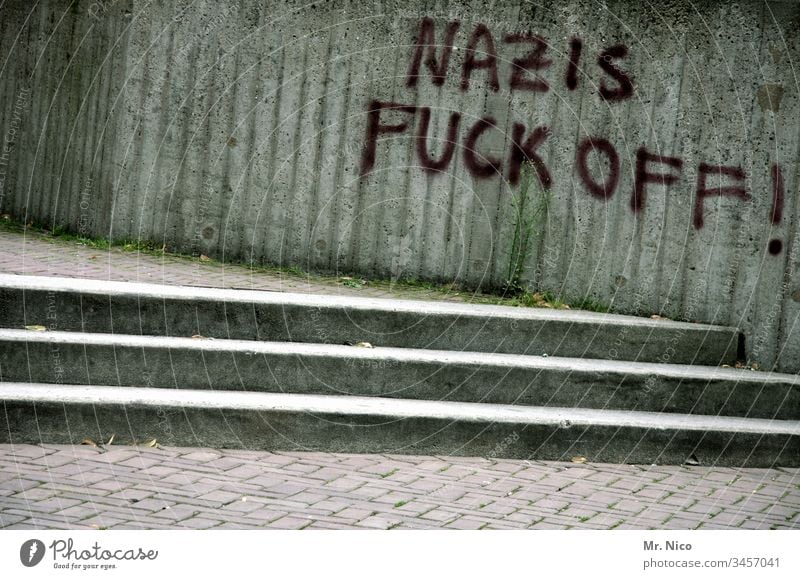 Nazis Fuck off ! Graffiti Wand Mauer Schriftzeichen Treppe Stadt Stadtleben Faschismus protestieren grau Politik & Staat Subkultur Entschlossenheit Frustration
