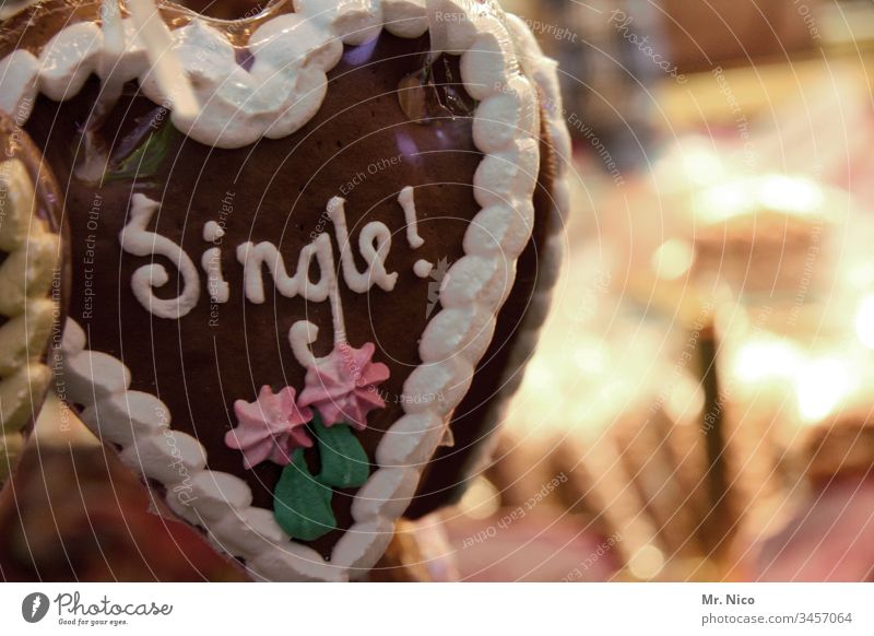 Single ! Detailaufnahme Liebesaffäre Partnersuche Zuckerguß Oktoberfest Feste & Feiern Kirmes Süßes Lebkuchenherzen Süßwaren herzförmig Jahrmarkt Flirten