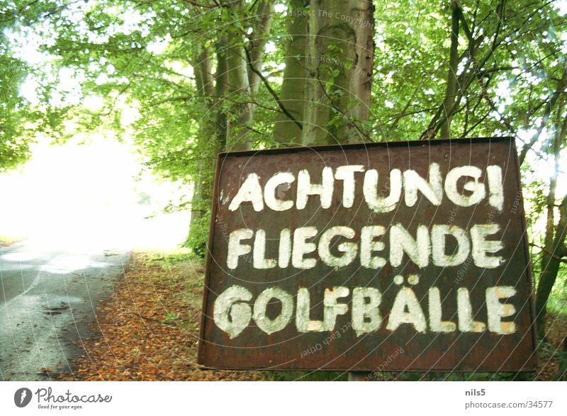 Fliegende Golfbälle Wald gefährlich Sport Ball Gefahrenschild Respekt Vorsicht bedrohlich Hinweisschild außergewöhnlich