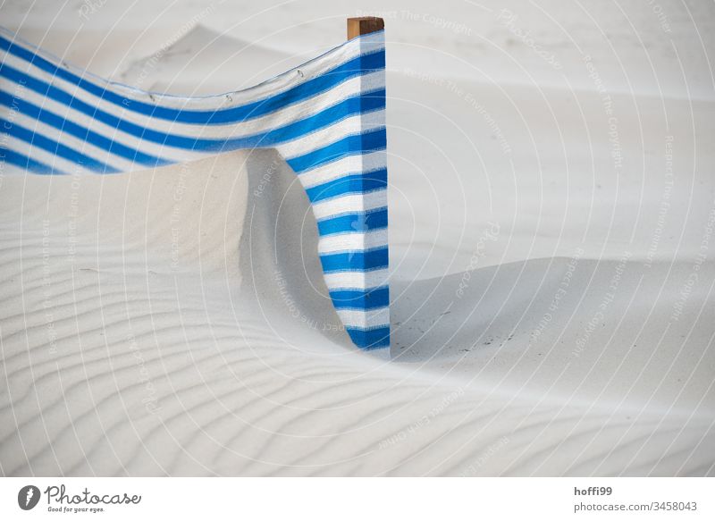 Windschutz an einem windigen Sandstrand mit Dünen abstrakt Windabweiser gestreift Handtuch Wege & Pfade Schutz Sonnenschirm Erholung Sonnenstrahlen Strand