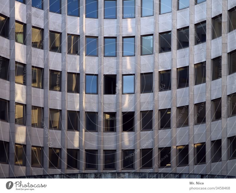 Bürogebäude Hochhaus Architektur Business modern hoch Symmetrie Gebäude Fassade Fenster Bankgebäude abstrakt Ordnung Stadtzentrum Glas urban