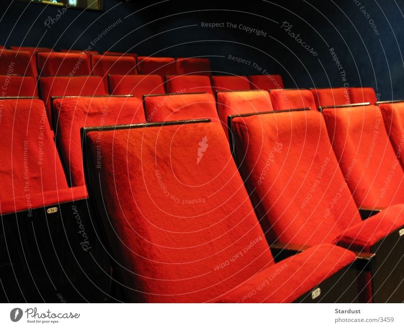 Kino ist das grösste! Freizeit & Hobby Sessel Filmindustrie Video sitzen rot Kinosessel Kinosaal Farbfoto Innenaufnahme Menschenleer Kunstlicht