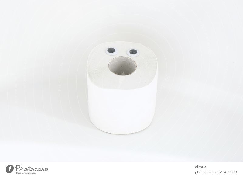 eine Rolle Toilettenpapier mit zwei Augen Klopapier staunen Hamsterkauf Spaß glotzen weiß Sauberkeit Innenaufnahme Körperpflege Menschenleer Häusliches Leben