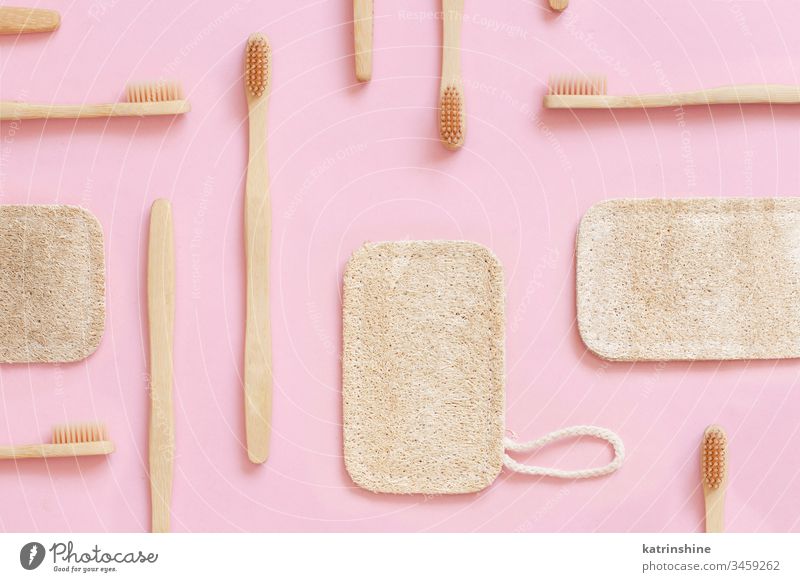Umweltfreundliche Bambus-Zahnbürsten und Spülschwämme auf rosa Hintergrund Bürste Geschirrspülen Schwämme Speise Waschen Abfall Konzept hellrosa Draufsicht