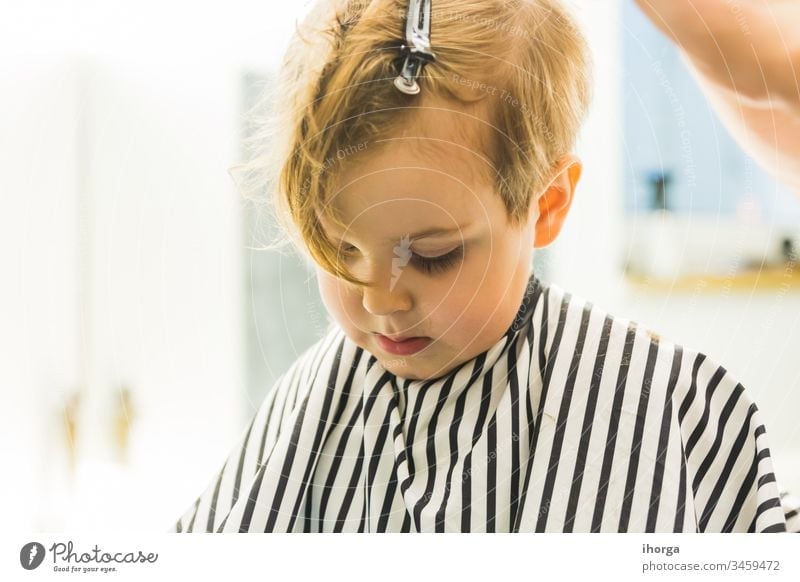 der kleine Junge in einem Friseursalon bezaubernd Baby Barbershop Schönheit blond Pflege Kaukasier Stuhl Kind Kindheit Kinder Kamm geschnitten niedlich Gesicht