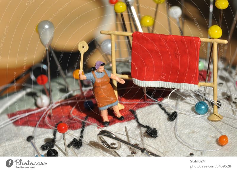 Miniatur Diorama: Teppich klopfen auf Nadelkissen H0 1:87 MAßstab NAdelkissen Teppichstange Teppichklopfer schwungvoll Hausfrau Frau Stecknadeln