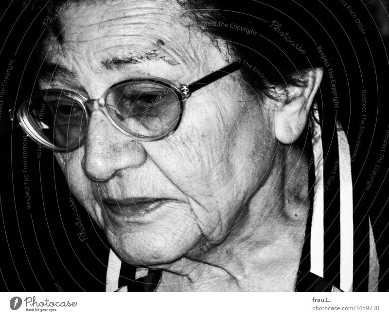 Traurigkeit umschattete das schöne Gesicht der alten Frau. Porträt seniorin Erwachsene Schwarzweißfoto Brille Tag Kummer