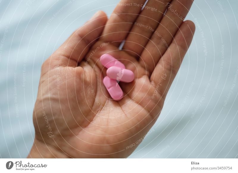 Eine Hand mit rosa Tabletten, Medikamente, Pillen Medizin Mensch gesund krank Gesundheit Schmerzmittel medizinisch Schmerztablette Gesundheitswesen Apotheke