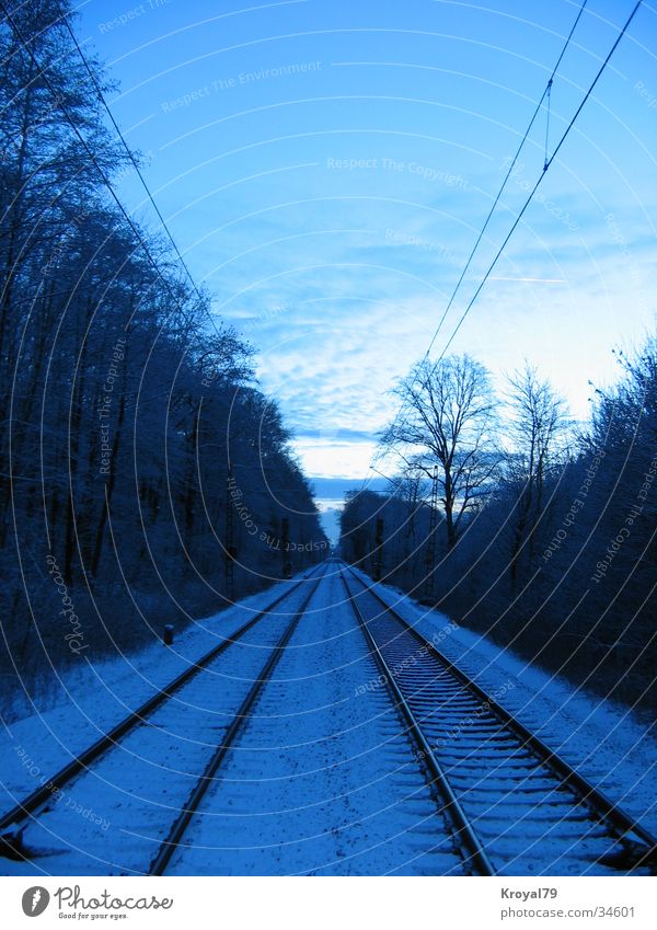 auf_den_schienen Gleise Eisenbahn Winter kalt Schnee
