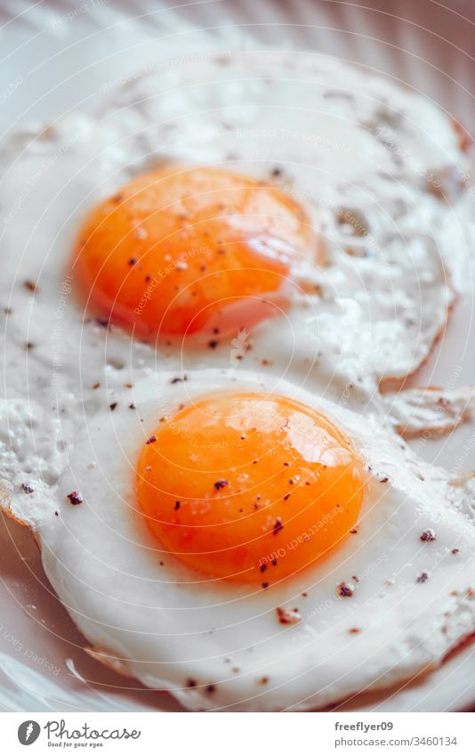 Spiegeleier mit Salz und Pfeffer gebraten Eier Lebensmittel Cholesterin Fastfood Gastronomie Mahlzeit Essen zubereiten Hintergrund Eigelb weiß Protein Frühstück