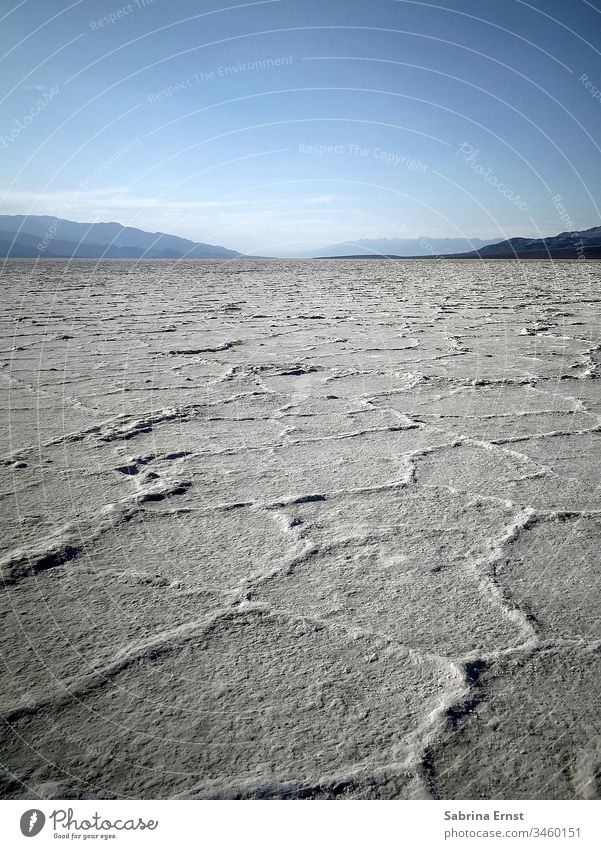 Wunderschöne Salzlandschaft im Badwater Basin Death Valley Schlechtwasserbecken Tal des Todes salzig Panorama Horizont wüst Himmel Berge Roadtrip amerika