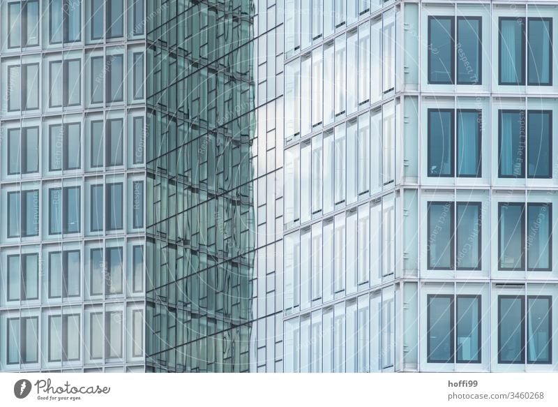 Fassade mit diagonalem Übergang abstrakt Glas Glasfassade Architektur Gebäude modern Hochhaus Hochhausfassade Bürogebäude Reflexion & Spiegelung Haus Linie