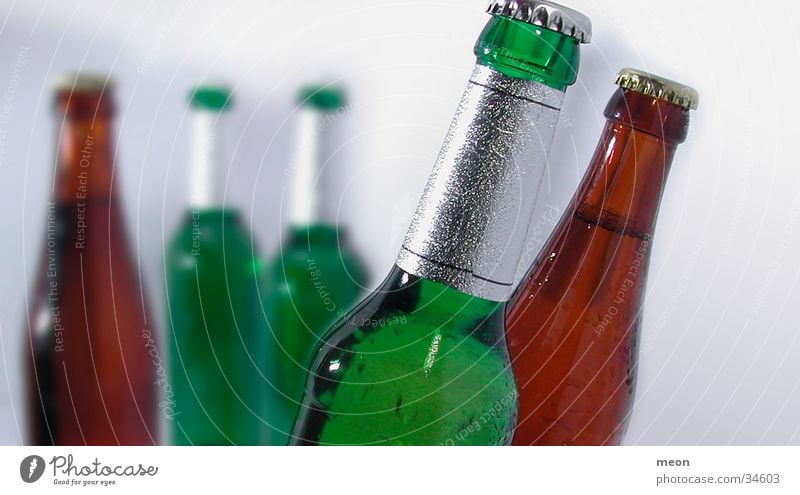 beerbottle Bierflasche Alkohol Becks Schwache Tiefenschärfe Menschenleer 5 grün braun Buntglas Detailaufnahme voll geschlossen Farbfoto