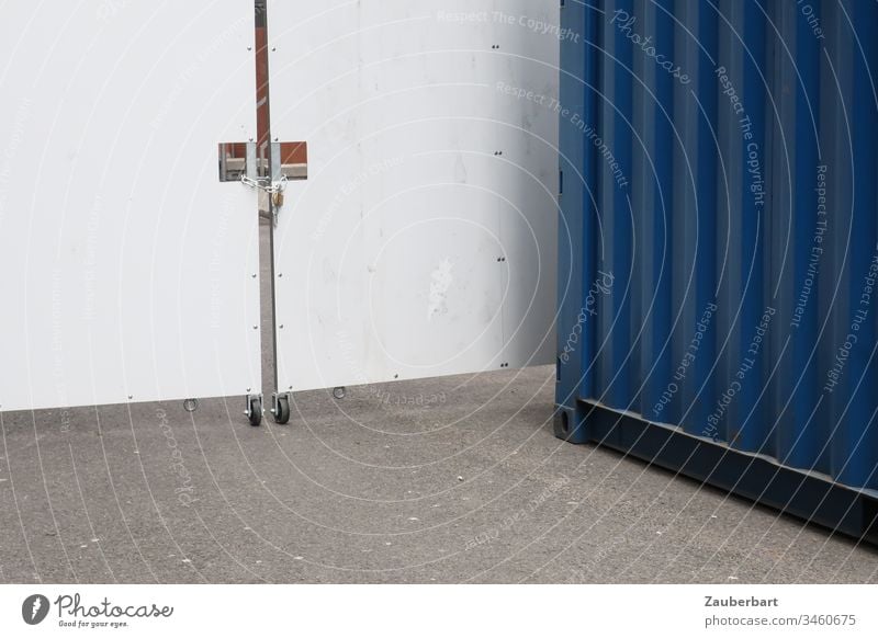 Farbflächen weiß, grau und blau aus mobiler Wand mit Rollen, Container und Beton Weiß Blau Grau Absperrung Asphalt Straße Schloss Außenaufnahme Menschenleer