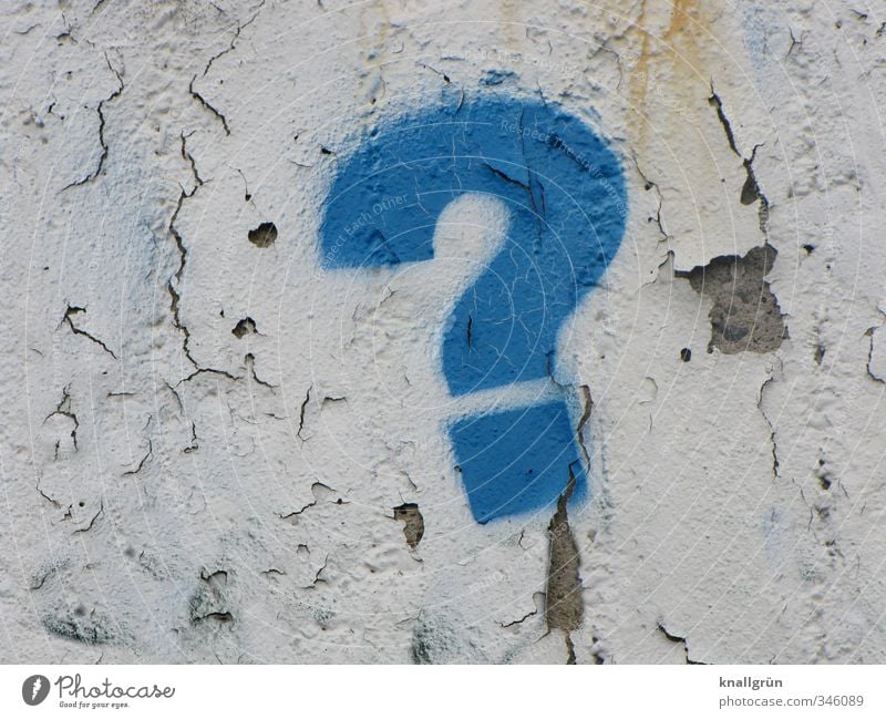 ? Mauer Wand Zeichen Schriftzeichen Kommunizieren dreckig blau weiß Gefühle Stimmung Fragen Fragezeichen Graffiti Putz Farbfoto Außenaufnahme Menschenleer