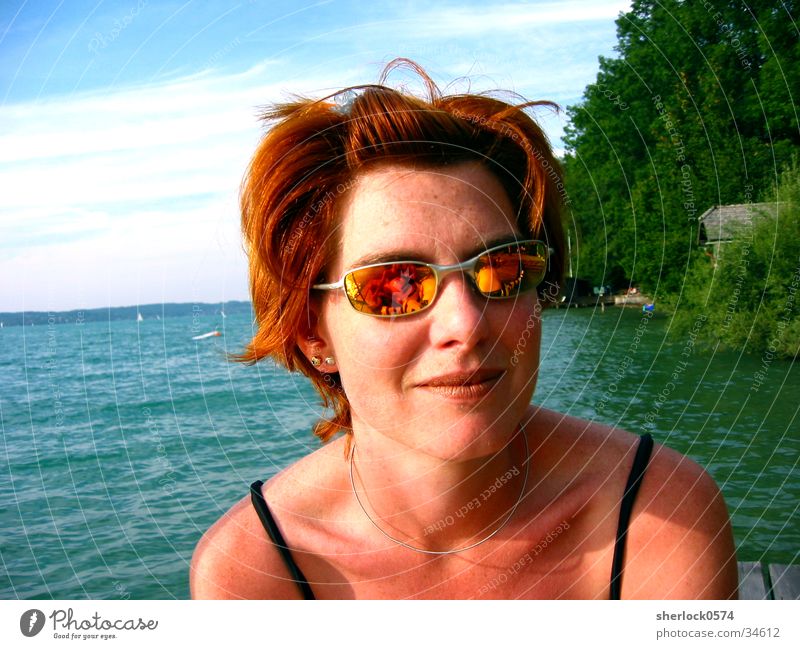 Los Brillos Baum Sonnenbrille Frau Haare & Frisuren Wasser lachen Himmel