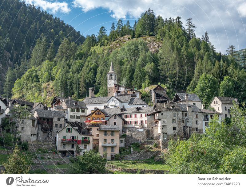 Ein Dorf im Val verzasca im Tessin, Schweiz Kanton Tessin Außenaufnahme Farbfoto Lavertezzo Natur Menschenleer Landschaft Alpen Europa Flussufer Verzasca-tal