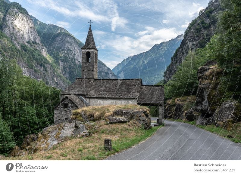 Eine Kirche im Val verzasca im Tessin, Schweiz Lavertezzo Außenaufnahme Kanton Tessin Farbfoto Landschaft Roman Bogenbruecke Morgen Verzasca Tal Europa