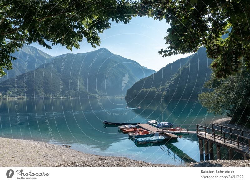 Ledrosee, Lago di ledro in Südtirol, Italien Norditalien Bootsverleih Gewässer Abenddämmerung Trauer Endzeitstimmung Unendlichkeit Seeufer Wasser Anlegestelle