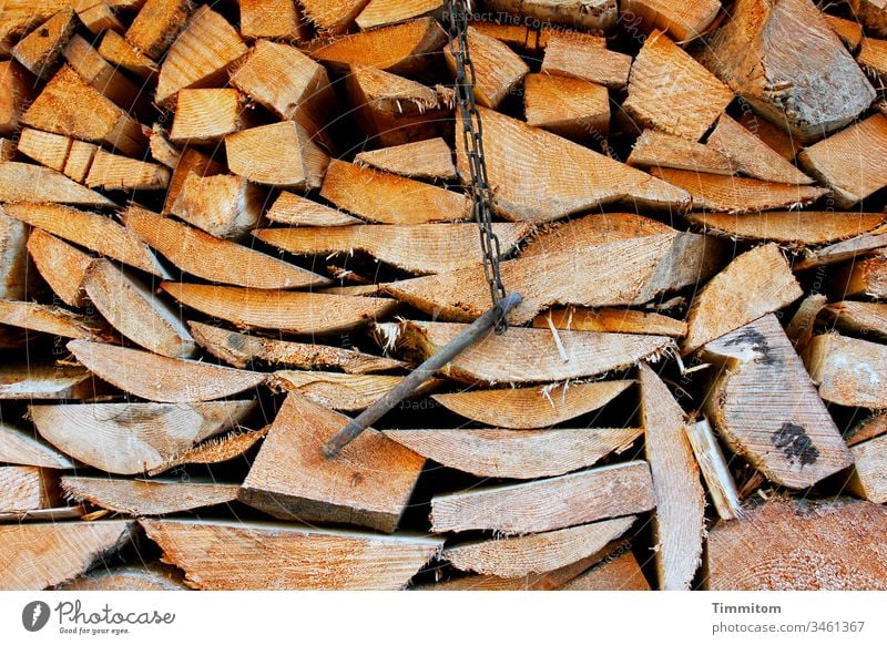 Geschnittenes Holz und ein Metallding Bretter Brennholz Holzstapel Vorrat Stapel Forstwirtschaft Baum Baumstamm Umwelt Menschenleer