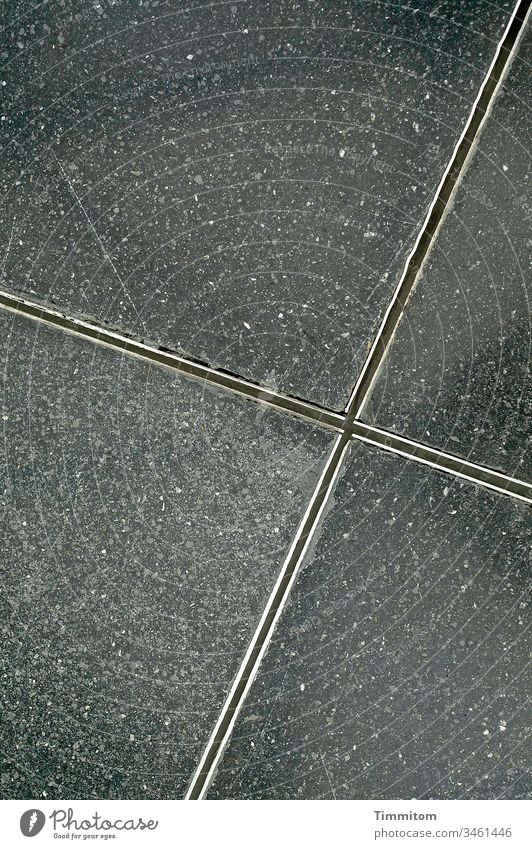 Ein Standpunkt Bodenbelag Steinplatten rechteckig Kanten Metall grau silber Abnutzung Kratzer Innenaufnahme Menschenleer Linien Farbfoto Detailaufnahme