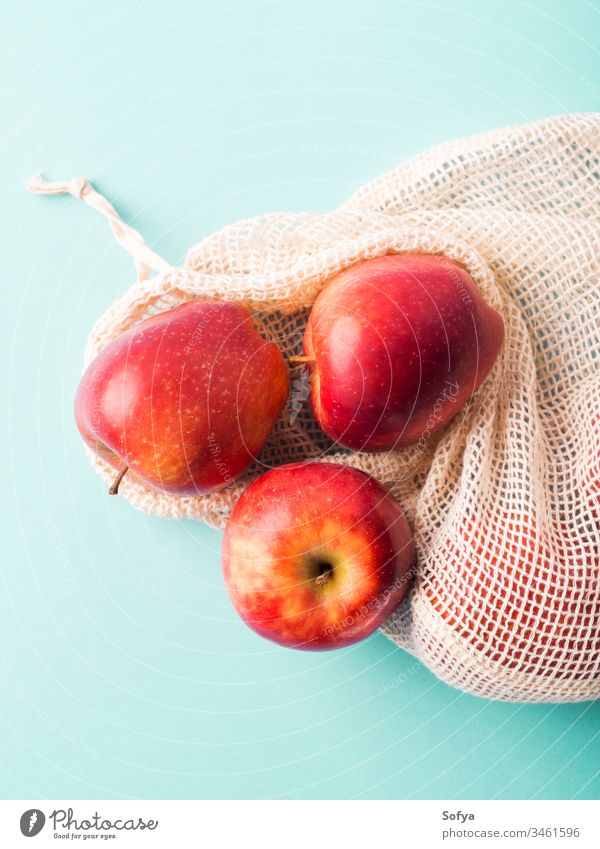 Frische Äpfel in wiederverwendbarem Baumwollbeutel produzieren Apfel Lebensmittelgeschäft Tasche keine Verschwendung Frucht Hintergrund hell kaufen Farbe