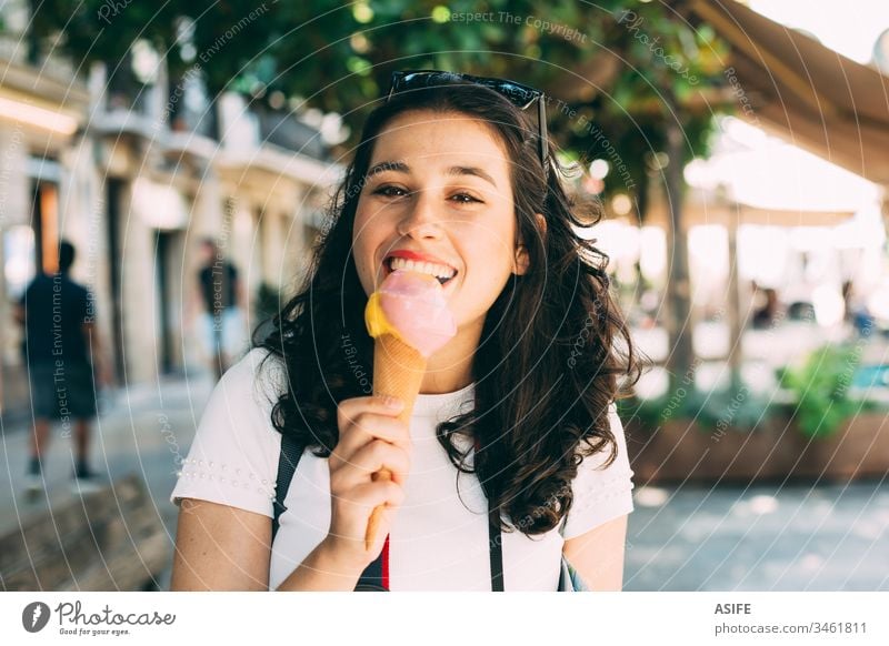 Junge Touristin genießt ein Eis, während sie die Stadt erkundet reisen Frau Speiseeis Urlaub Mädchen Essen Baggerlöffel Zapfen Erfrischung Feiertag Snack