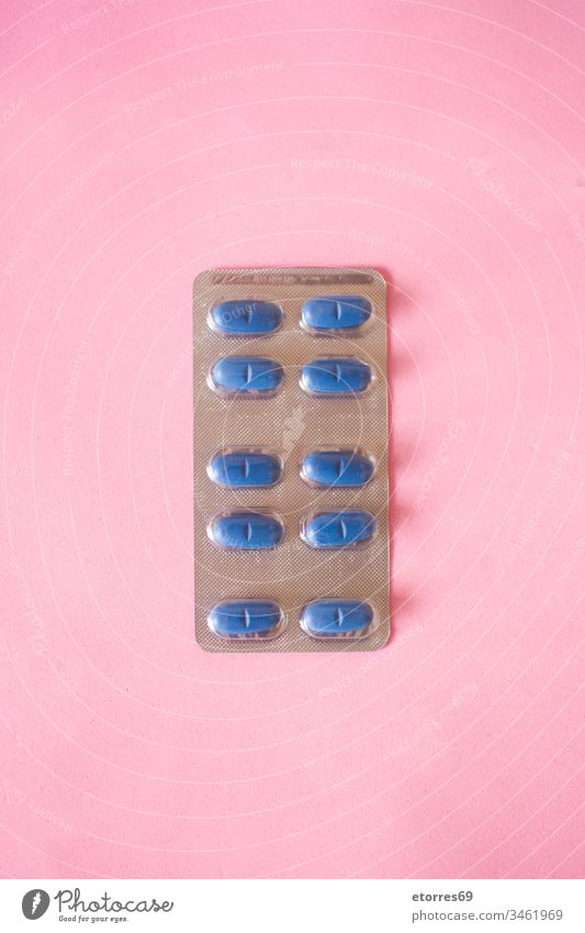 Blaue medizinische Pillen auf rosa Hintergrund covid-19 Analgetikum blau Pflege Coronavirus Medikament Frau Hände Gesundheit Beteiligung Krankheit Medizin