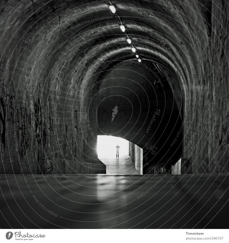 Hallo! Du da! Mensch 1 Saarbrücken Tunnel Backstein Blick stehen ästhetisch dunkel grau schwarz Gefühle Licht Linie Lichterscheinung Lampe Schwarzweißfoto