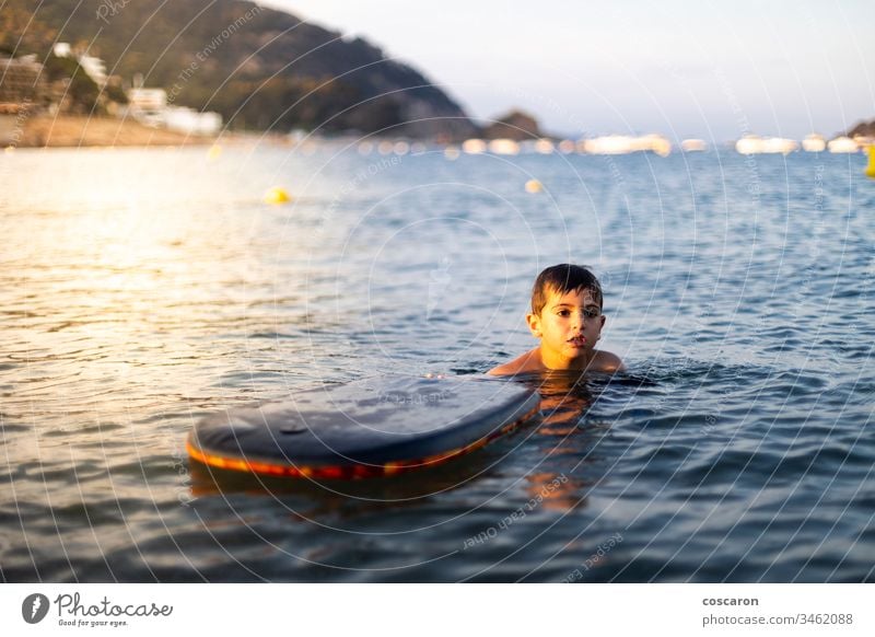 Kleines Kind mit einem Körper auf dem Meer surfen aktiv Aktivität Strand schön Schönheit blau Holzplatte Boarding Bodyboard Bodyboarding bodysurfing heiter