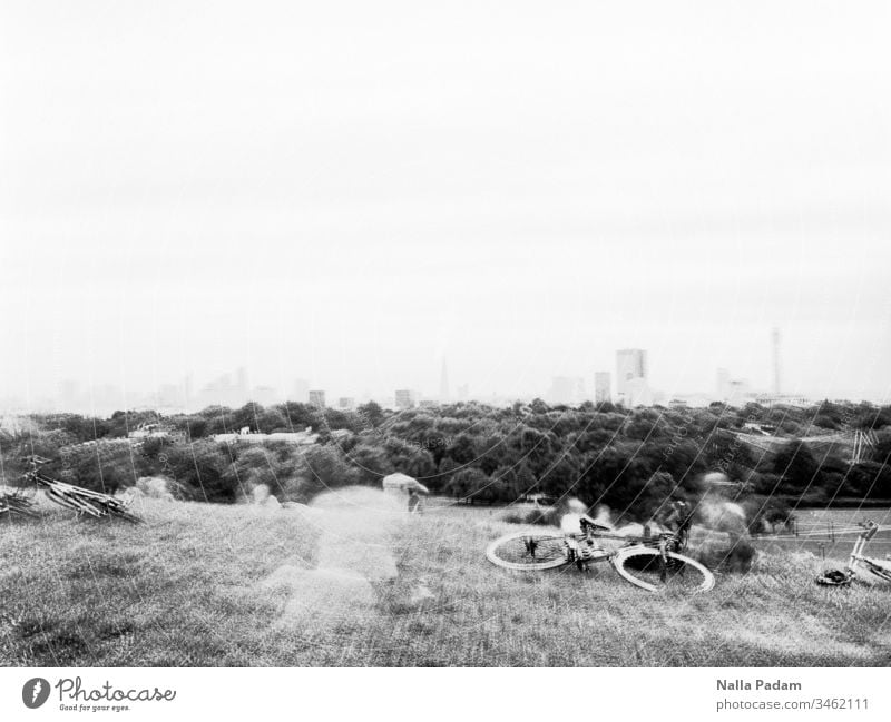 10 Minuten Blick vom Primrose Hill London Stadtblick Skyline Hügel Langzeitbelichtung urban Außenaufnahme Großbritannien Personen analog Analogfoto schwarzweiß