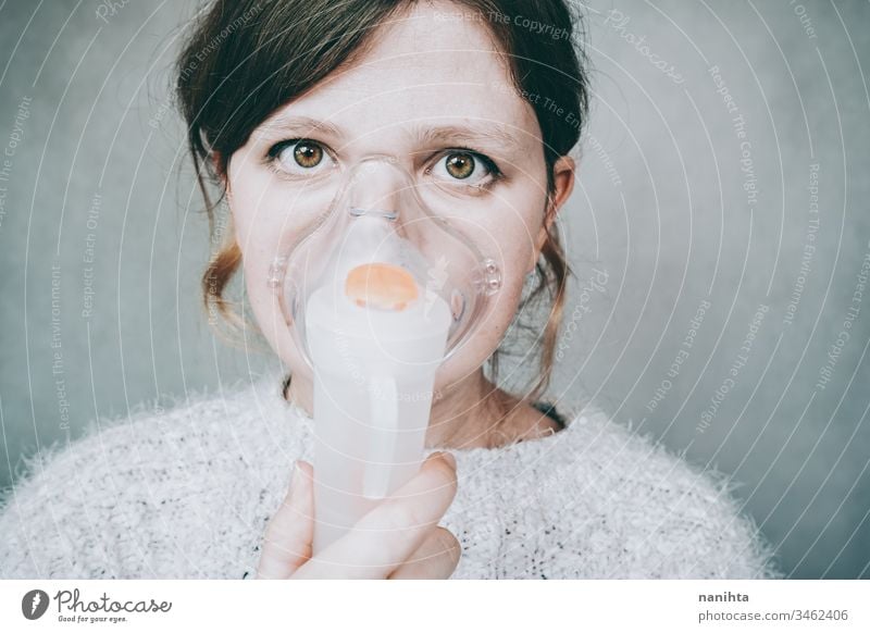 Junge Frau mit Atemmaske Bund 19 COVID Coronavirus Virus Pandemie Mundschutz Krankheit Sauerstoff infiziert ansteckend Infektion Allergie Asthma Gesundheit